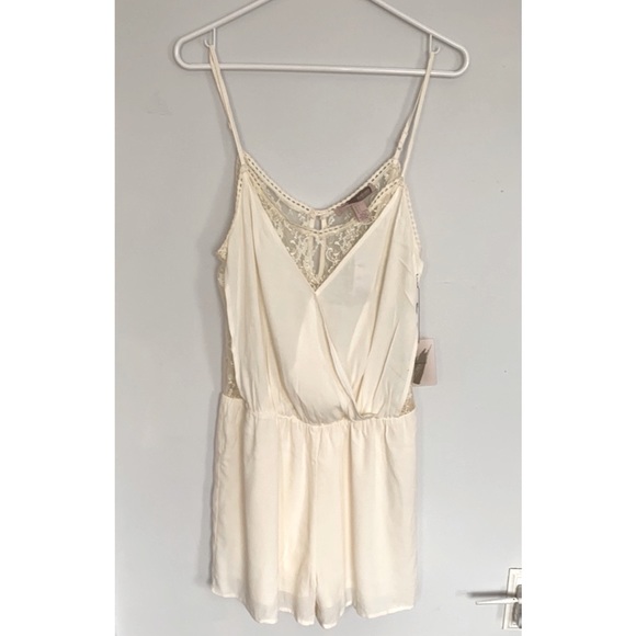 🌻Cream romper with Lace and Chiffon detail Size L - Picture 1 of 7